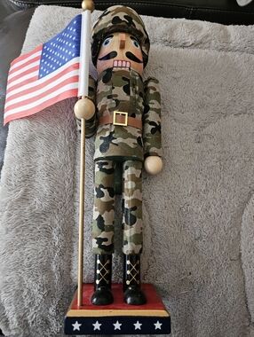 PATRIOTIC NUTCRACKER 14" SOLDIER DRESSED IN CAMOFLAUGE HOLDING AMERICAN FLAG